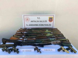 ELMALI’DA RUHSATSIZ 20 SİLAH ELE GEÇİRİLDİ