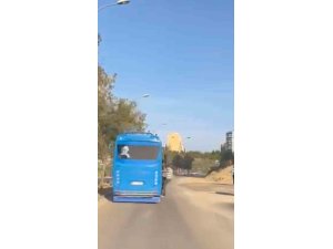 ADANA’DA TEHLİKELİ ANLAR: OTOBÜSTEN SARKARAK YOLCULUK YAPTILAR