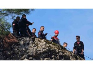 SARP KAYALIKLARDA MAHSUR KALAN KEÇİ KURTARILDI