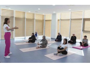MERSİN’DE MEME KANSERİ FARKINDALIK ETKİNLİĞİNDE KADINLAR YOGA YAPTI