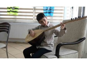 BAĞLAMAYLA 5 YILDIR TÜRKÜ SÖYLEYEN KÜÇÜK MÜZİSYENİN HAYALİ YAZILIM MÜHENDİSLİĞİ