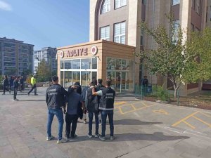 KAHRAMANMARAŞ’TA ARANAN 2 HÜKÜMLÜ YAKALANIP CEZAEVİNE GÖNDERİLDİ