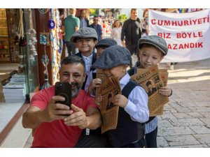 MİNİK ÖĞRENCİLER 102 YIL ÖNCESİNİN GAZETECİLERİ OLDU
