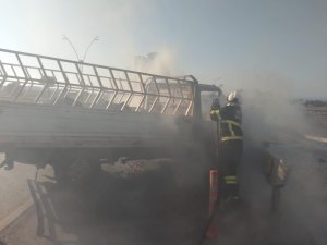 BARİYERLERE ÇARPAN PİKAP ALEV ALEV YANDI