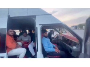 HATAY’DA MİNİBÜS DOLUSU GÖÇMEN YAKALANDI