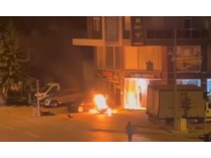 KAZA YAPIP YANMAYA BAŞLAYAN MOTOSİKLETİN SÜRÜCÜSÜNÜ VATANDAŞLAR KURTARDI