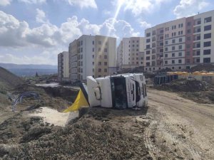 ANTAKYA’DA KUM YÜKLÜ KAMYON DEVRİLDİ