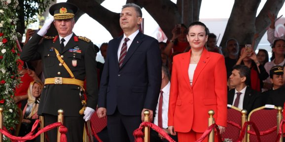 ÖZDEMİR RESMİ GEÇİT TÖRENİNE KATILDI