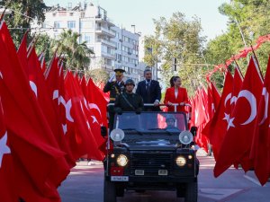 ÖZDEMİR RESMİ GEÇİT TÖRENİNE KATILDI