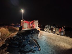 OTOMOBİLLE, MİNİBÜS ÇARPIŞTI: 3 YARALI