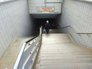 ADANA’DA 16 YIL ÖNCE HİZMETE GİREN METRO ALT GEÇİTTE YÜRÜYEN MERDİVENİN YERİ VAR, MEKANİZMASI YOK