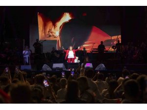 SELDA BAĞCAN, ’MERSİN GENÇLİK FESTİVALİ’ KAPSAMINDA SAHNE ALDI