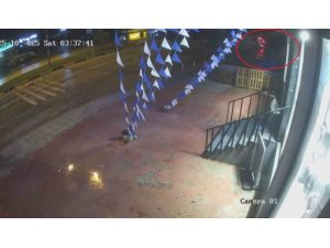 SÜRÜCÜSÜNÜN KONTROLÜNÜ KAYBETTİĞİ HAFİF TİCARİ ARACIN TAKLA ATARAK ŞARAMPOLE UÇTUĞU ANLAR KAMERADA