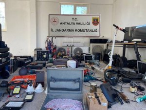 ANTALYA’DA 10 EVDEN HIRSIZLIK YAPAN ŞÜPHELİ JASAT TARAFINDAN YAKALANDI