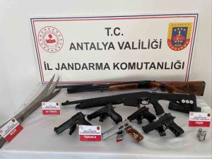 ANTALYA’DA DÜZENLENEN OPERASYONDA ÇOK SAYIDA RUHSATSIZ SİLAH ELE GEÇİRİLDİ