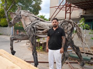 DOĞANIN ATIKLARINI SANATA DÖNÜŞTÜRÜYOR