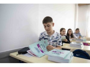 MERSİN’DE 5 BİN ÖĞRENCİYE ÜCRETSİZ KAYNAK KİTAP DAĞITILDI