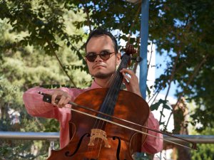 GÖRME ENGELLİ MÜZİK ÖĞRETMENİNDEN MÜZİK TERAPİ