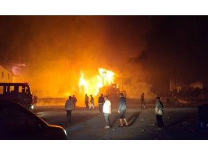 ANTALYA’DA PAKETLEME FABRİKASI ALEV ALEV YANDI