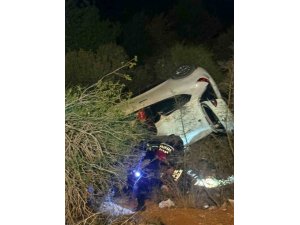 OTOMOBİL DEVRİLDİ: SÜRÜCÜ HALAT YARDIMIYLA KURTARILDI