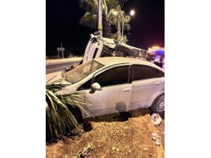 KAMYONET İLE OTOMOBİL ÇARPIŞTI: 4 YARALI