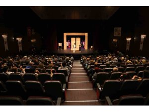 MERSİN’İN ’EYVAH NADİR’ OYUNU İSTANBUL’DA BEĞENİ TOPLADI