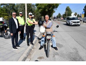 DÖRTYOL’DA POLİS EKİPLERİ, MOTOSİKLET SÜRÜCÜLERİNE KASK DAĞITTI