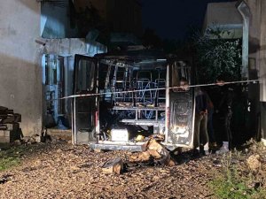 ANTALYA’DA PARK HALİNDEKİ MİNİBÜS ALEV ALEV YANDI