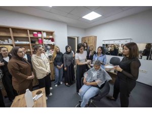 MERSİN’DE MERCEK’İN SAÇ RENKLENDİRME KURSU YOĞUN İLGİ GÖRÜYOR
