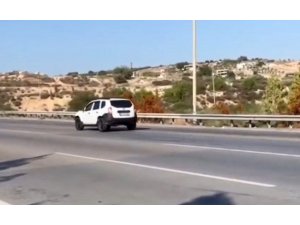 OTOYOLDA GERİ GİDEN SÜRÜCÜYÜ VATANDAŞ ÇEKTİ, JANDARMA CEZA KESTİ