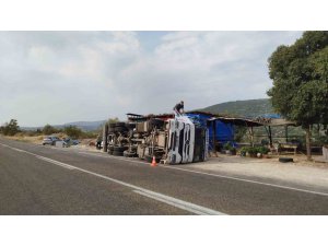 KAMYON DEVRİLDİ, SÜRÜCÜ YARA ALMADAN KURTULDU