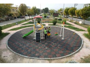 AKDENİZ’İN PARKLARINDA YENİLEME ÇALIŞMALARI DEVAM EDİYOR