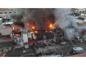 HIRDAVAT DÜKKANINDA ÇIKAN YANGINI SÖNDÜRME ÇALIŞMALARI DEVAM EDİYOR: YANGIN, HAVADAN GÖRÜNTÜLENDİ