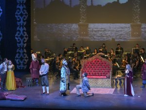 SARAYDAN KIZ KAÇIRMA OPERASI ANTALYA SAHNESİNDE YANKILANDI!