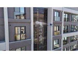 ADANA’DA CAM TEMİZLİĞİNE YENİ SOLUK: DRONLAR CAMCI OLDU