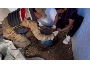 PES DEDİRTEN UYANIKLIK, UYUŞTURUCU BULUNAN KOVAYI DEPREM ÇADIRININ İÇERİSİNDE TOPRAĞA GÖMDÜ