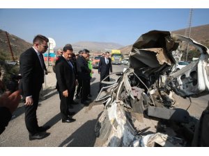 FRENİ ARIZALANAN KAMYON, IŞIKTA BEKLEYEN 8 ARACA ÇARPTI: 4 YARALI