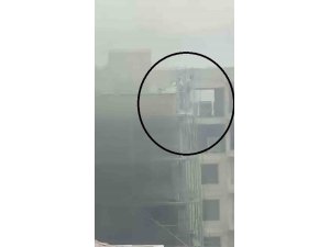 YANGINA İSKELEDE YAKALANAN İŞÇİLERİN ZOR ANLARI KAMERADA