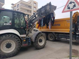AKENİZ’DE CADDEYE DÖKÜLEN TEKSTİL ATIKLARI KISA SÜREDE TEMİZLENDİ