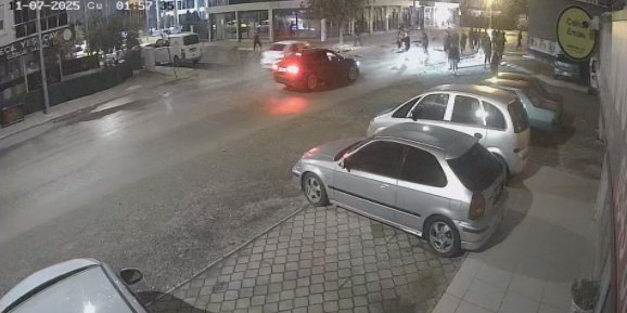 DUR İHTARINA UYMADI, ARACI EMNİYET MÜDÜRÜNÜN ÜZERİNE SÜRDÜ