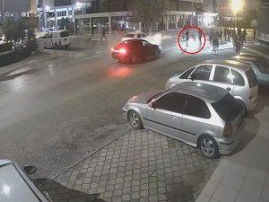 DUR İHTARINA UYMADI, ARACI EMNİYET MÜDÜRÜNÜN ÜZERİNE SÜRDÜ