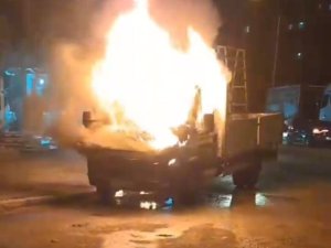 PARK HALİNDEKİ KAMYONET ALEVLERE TESLİM OLDU