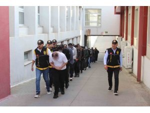 MÜTEAHHİTLERİ 19 MİLYON LİRA DOLANDIRAN ŞEBEKE ÇÖKERTİLDİ: 23 İLDE DEV OPERASYON