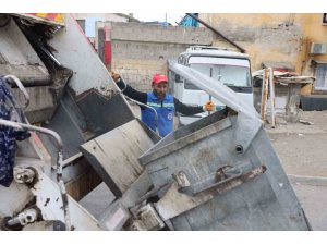 AKDENİZ’DE ÇÖP KONTEYNERLERİ YIKANIP DEZENFEKTE EDİLİYOR