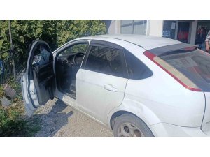 ANTALYA’DA 16 YAŞINDAKİ ÇOCUK OTOMOBİLİN CAMINI KIRIP 50 BİN TL ÇALDI