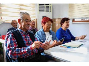 DİJİTAL ÇAĞIN KAPILARI YAŞ ALMIŞ BİREYLERE AÇILIYOR: 60 YAŞ ÜZERİ BİREYLERE AKILLI TELEFON KULLANIMI DERSİ
