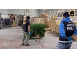 BİNLERCE UYUŞTURUCU HAPI YAPAY ÇİMİN İÇERİSİNE SAKLADILAR