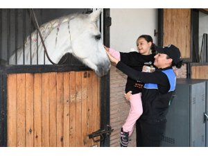 POLİS LÖSEMİ HASTASI ÇOCUKLARA AT SEVDİRİP, BİRLİKTE BALON UÇURDU