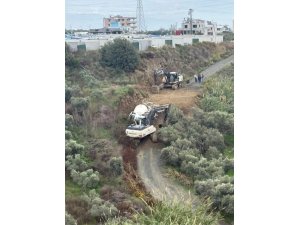 SAMANDAĞ’DA BETON MİKSERİ YOL KENARINA DEVRİLDİ