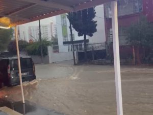 KISA SÜRELİ YAĞMUR YOLLARI NEHRE ÇEVİRDİ